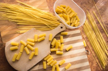 Farklı türde makarna Cellentani, Tortiglioni, Farfalle, spagetti mutfakta sık sık yemek pişirmek için kullanılır..