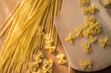 Farklı türde makarna Cellentani, Tortiglioni, Farfalle, spagetti mutfakta sık sık yemek pişirmek için kullanılır..