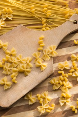Farklı türde makarna Cellentani, Tortiglioni, Farfalle, spagetti mutfakta sık sık yemek pişirmek için kullanılır..