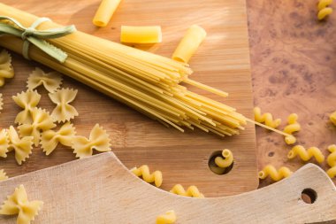Farklı türde makarna Cellentani, Tortiglioni, Farfalle, spagetti mutfakta sık sık yemek pişirmek için kullanılır..