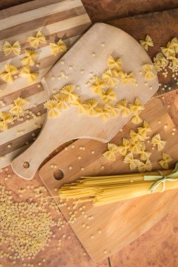 Farklı türde makarna Cellentani, Tortiglioni, Farfalle, spagetti mutfakta sık sık yemek pişirmek için kullanılır..