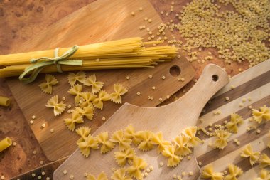 Farklı türde makarna Cellentani, Tortiglioni, Farfalle, spagetti mutfakta sık sık yemek pişirmek için kullanılır..