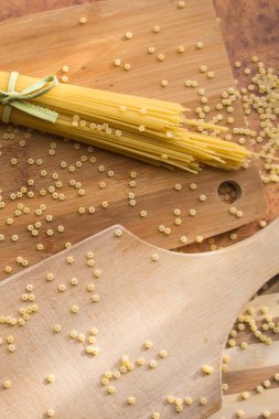 Farklı türde makarna Cellentani, Tortiglioni, Farfalle, spagetti mutfakta sık sık yemek pişirmek için kullanılır..