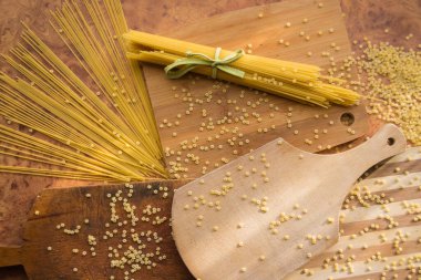 Farklı türde makarna Cellentani, Tortiglioni, Farfalle, spagetti mutfakta sık sık yemek pişirmek için kullanılır..