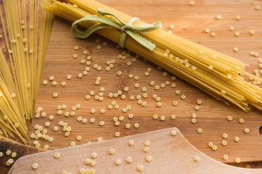 Farklı türde makarna Cellentani, Tortiglioni, Farfalle, spagetti mutfakta sık sık yemek pişirmek için kullanılır..