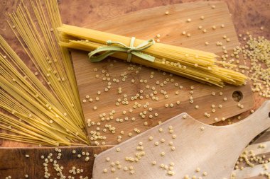 Farklı türde makarna Cellentani, Tortiglioni, Farfalle, spagetti mutfakta sık sık yemek pişirmek için kullanılır..
