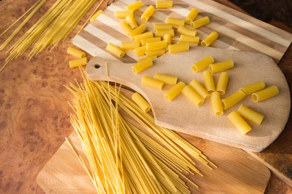 Diferentes Tipos Massas Cellentani Tortiglioni Farfalle Espaguete São Muitas Vezes — Fotografia de Stock