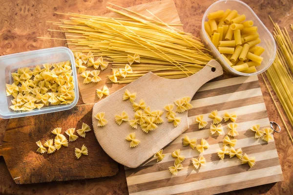 厨房里经常用不同类型的意大利面 意大利面 意大利面和意大利面做饭 — 图库照片