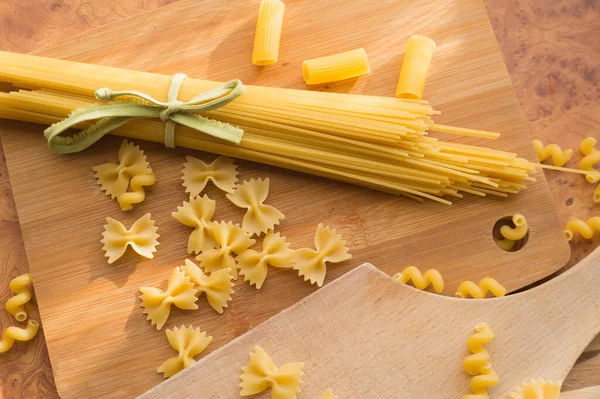 厨房里经常用不同类型的意大利面 意大利面 意大利面和意大利面做饭 — 图库照片