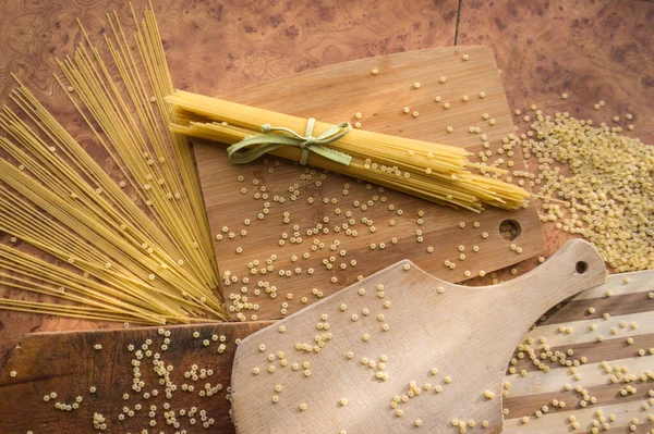 Farklı türde makarna Cellentani, Tortiglioni, Farfalle, spagetti mutfakta sık sık yemek pişirmek için kullanılır..