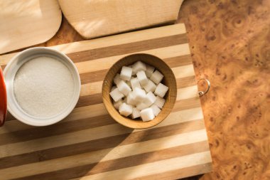 Şeker ve rafine şeker masadaki şeker kasesine dökülür..