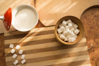 Şeker ve rafine şeker masadaki şeker kasesine dökülür..