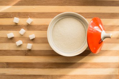 Şeker ve rafine şeker masadaki şeker kasesine dökülür..