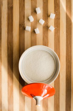 Şeker ve rafine şeker masadaki şeker kasesine dökülür..