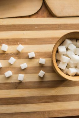 Şeker ve rafine şeker masadaki şeker kasesine dökülür..