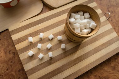 Şeker ve rafine şeker masadaki şeker kasesine dökülür..