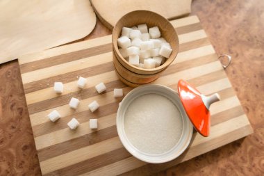 Şeker ve rafine şeker masadaki şeker kasesine dökülür..