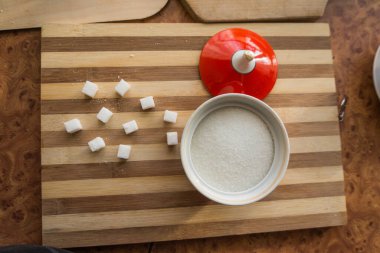 Şeker ve rafine şeker masadaki şeker kasesine dökülür..