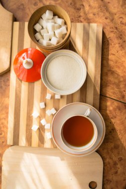 Şeker ve rafine şeker, bir fincan çay, masanın üstünde bir fincan çay..