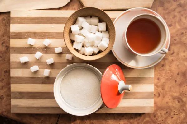 Zucker Und Raffinierter Zucker Mit Einer Tasse Tee Einer Untertasse — Stockfoto