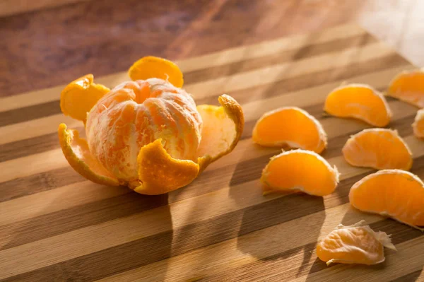 Tangerines Tranches Mandarine Sur Planches Bois Vue Dessus — Photo