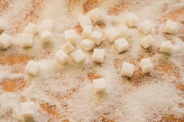 Rafine şeker ve şeker ahşap masa manzarasına saçılmış..