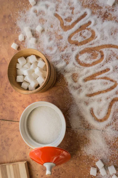 Masadaki Yazı Şekeri Şeker Kasesindeki Rafine Şeker — Stok fotoğraf