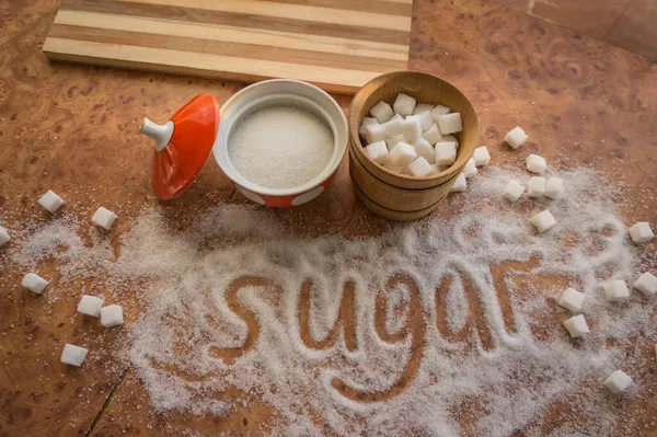 Masadaki Yazı Şekeri Şeker Kasesindeki Rafine Şeker — Stok fotoğraf
