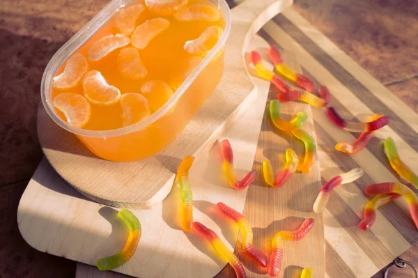 Apelsingelé Plastbehållare Med Mandarinskivor Träplankor — Stockfoto