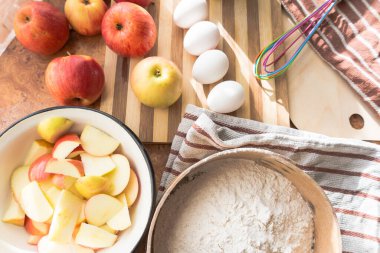 Mutfak manzarasında havadar elmalı turta pişiriyorum..