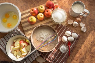Lezzetli ve havadar elmalı sünger keki için beyaz bir kaseye dövülmüş yumurta..