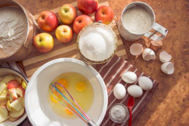 Lezzetli ve havadar elmalı sünger keki için beyaz bir kaseye dövülmüş yumurta..