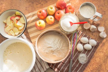 Lezzetli ve havadar bir elmalı bisküvi için çırpılmış yumurta çırpılmış..