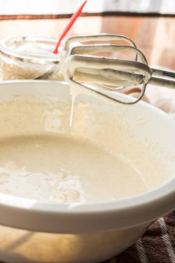 Karıştırıcıyla çırpılmış yumurta, lezzetli ve havadar elmalı bisküvi yapmak için..