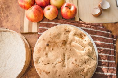 Pişmiş havadar ve lezzetli elmalı bisküvi..