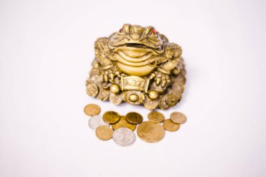 Hayatta iyi şans ve maddi refah getirmek için üç bacaklı altın kurbağa..