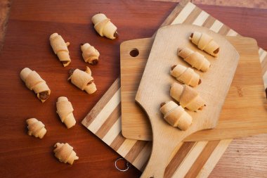 kruvasan elma reçel ile.