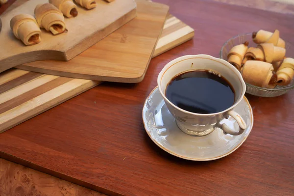 Croissants Con Mermelada Manzana Una Taza Café Sobre Fondo Madera — Foto de Stock