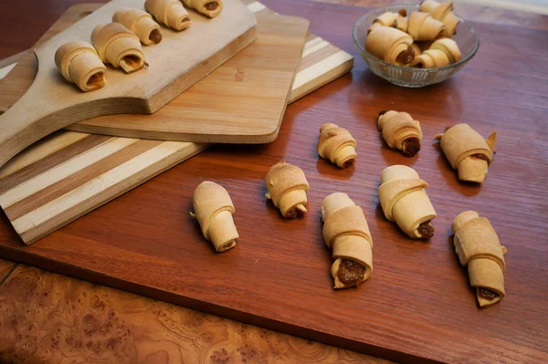 Ahşap arka planda elma reçelli kruvasan..