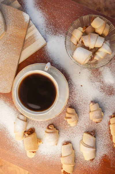 Croissant บแยมแอปเป ลโรยด วยน าตาลผงก วยกาแฟบนพ นหล งไม — ภาพถ่ายสต็อก