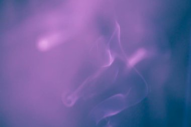 Değişik şekillerde yüzen dumanın bulanık arkaplanı.