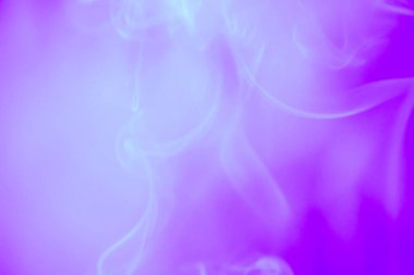 Değişik şekillerde yüzen dumanın bulanık arkaplanı.