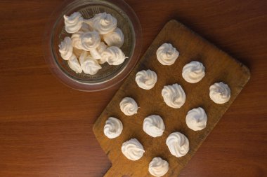 Ahşap zemin üzerinde aşkla hazırlanmış nefis çıtır çıtır ev yapımı yumurta kreması kahve veya çay için çıtır tatlı..