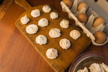 Ahşap zemin üzerinde aşkla hazırlanmış nefis çıtır çıtır ev yapımı yumurta kreması kahve veya çay için çıtır tatlı..