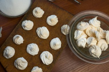 Ahşap zemin üzerinde aşkla hazırlanmış nefis çıtır çıtır ev yapımı yumurta kreması kahve veya çay için çıtır tatlı..