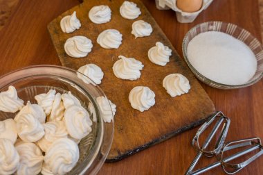 Ahşap zemin üzerinde aşkla hazırlanmış nefis çıtır çıtır ev yapımı yumurta kreması kahve veya çay için çıtır tatlı..