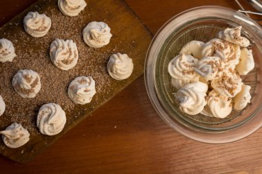 Lezzetli ev yapımı yumurta kreması rendelenmiş siyah çikolata serpiştirilmiş, ahşap bir arka planda aşkla hazırlanmış, kahve veya çay için çıtır çıtır tatlı..