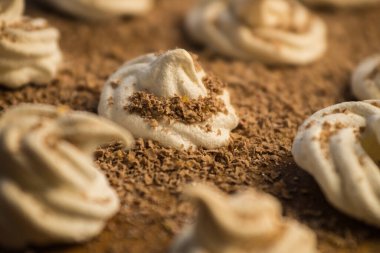 Lezzetli ev yapımı yumurta kreması rendelenmiş siyah çikolata serpiştirilmiş, ahşap bir arka planda aşkla hazırlanmış, kahve veya çay için çıtır çıtır tatlı..