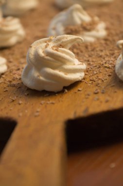 Lezzetli ev yapımı yumurta kreması rendelenmiş siyah çikolata serpiştirilmiş, ahşap bir arka planda aşkla hazırlanmış, kahve veya çay için çıtır çıtır tatlı..