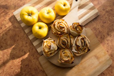 Fırında elmalardan güller, çay ve kahvaltı için lezzetli bir tatlı..